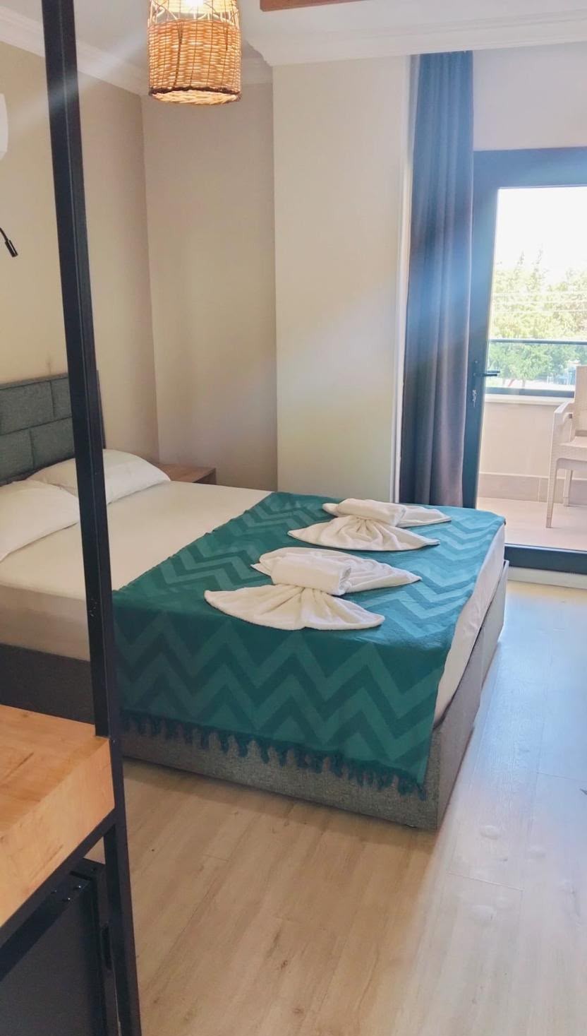 Çift kişilik oda, balkon kapısı ve deniz havlusu