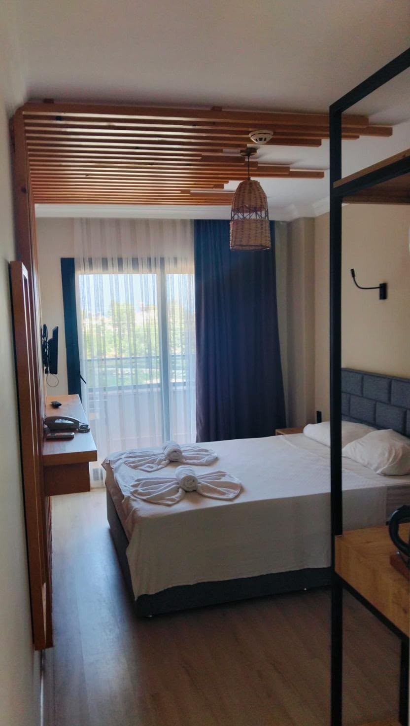 Çift kişilik oda, ahşap tavan detayı ve balkon