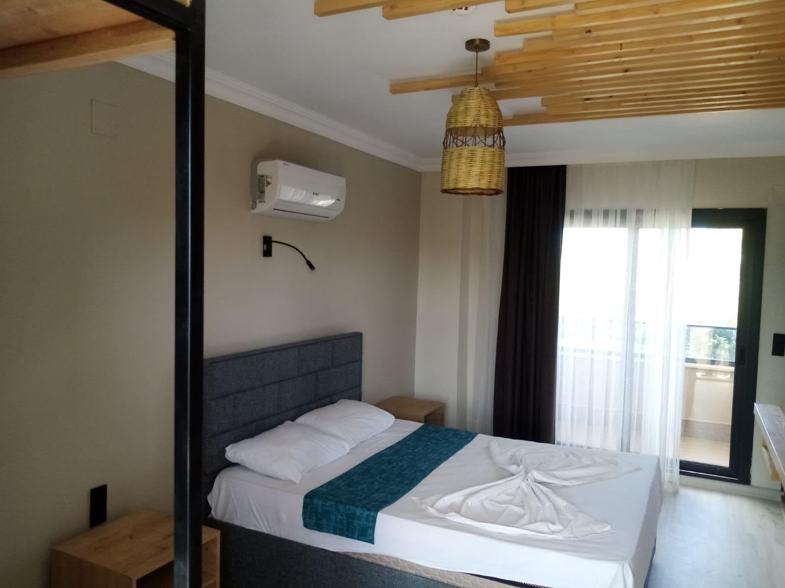 Çift kişilik yataklı, avlu manzaralı standart oda