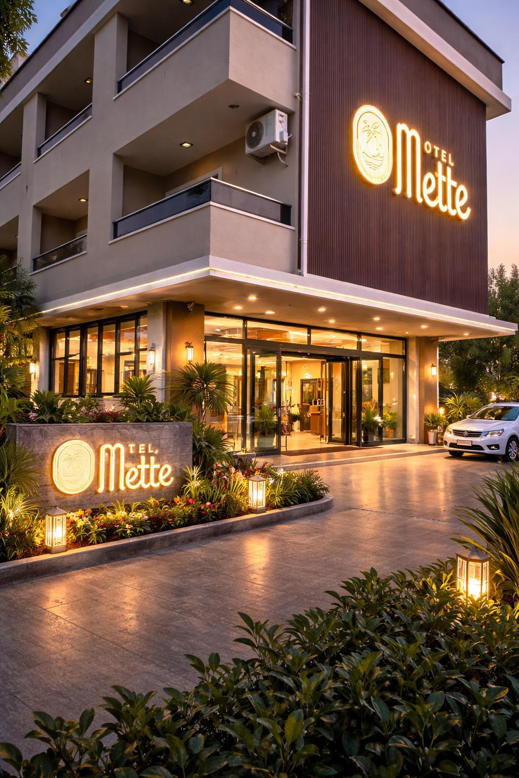 Mette Otel'in akşam ışıklarıyla aydınlanan girişi
